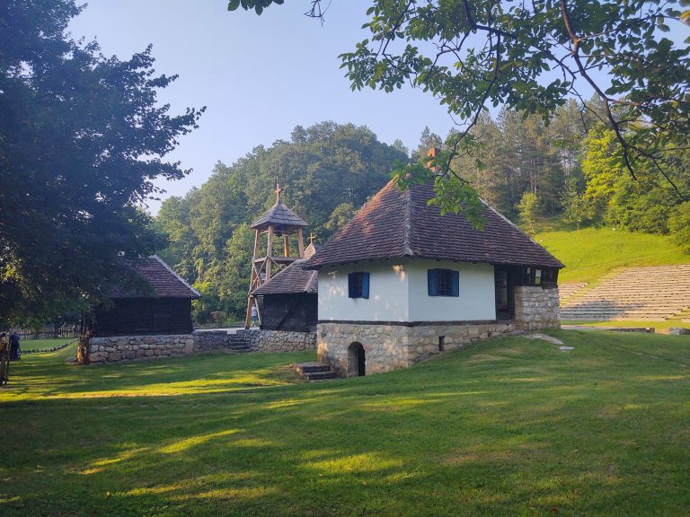 Kostajnik, Tronoša, Tršić